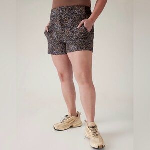 Athleta TREKKIE NORTH SHORTS Size 8